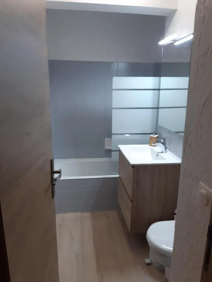 סן-ג'רבה-לה-באן Appartement Meuble Avec Vue Sur Les Montagnes Et Piscine L'Ete צרפת